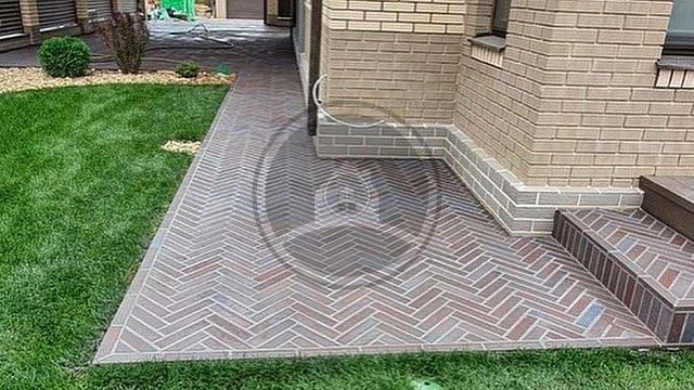 , stroeher, trotuarnaya_plitka, korichnevyy, vkhodnaya_gruppa, landshaftnyy_dizayn