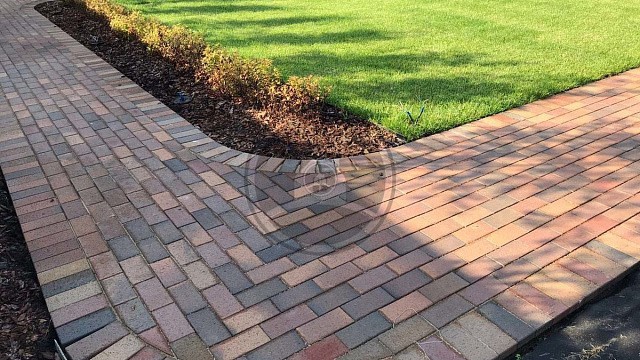 , trotuarnaya_plitka, krasnyy_fleshing, landshaftnyy_dizayn