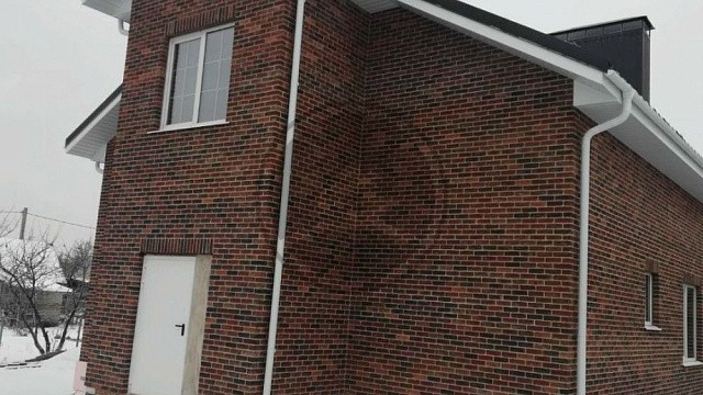 , grand_line, perel, slavyanskiy_kirpich, vodostochnye_sistemy, metallocherepitsa, oblitsovochnyy_kirpich, sofity, tsvetnye_kladochnye_smesi, bavarskaya_kladka, belyy, chernyy, dom