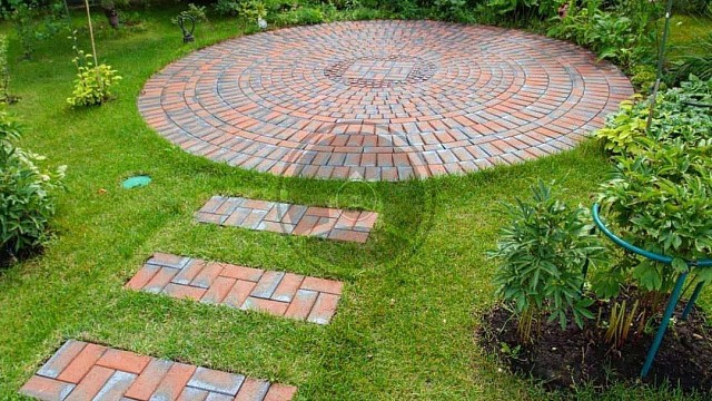 , trotuarnaya_plitka, krasnyy_miks, landshaftnyy_dizayn