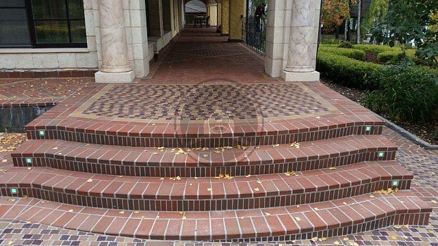 , trotuarnaya_plitka, krasnyy_pyestryy, landshaftnyy_dizayn