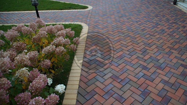 , trotuarnaya_plitka, krasnyy_pyestryy, landshaftnyy_dizayn