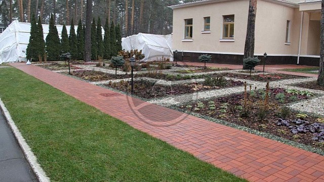 , trotuarnaya_plitka, krasnyy_pyestryy, landshaftnyy_dizayn