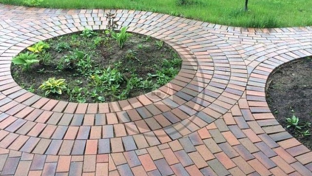 , trotuarnaya_plitka, krasnyy_pyestryy, landshaftnyy_dizayn