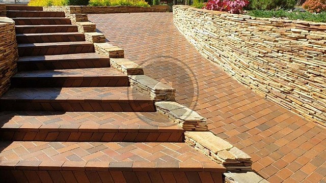 , trotuarnaya_plitka, krasnyy_fleshing, landshaftnyy_dizayn