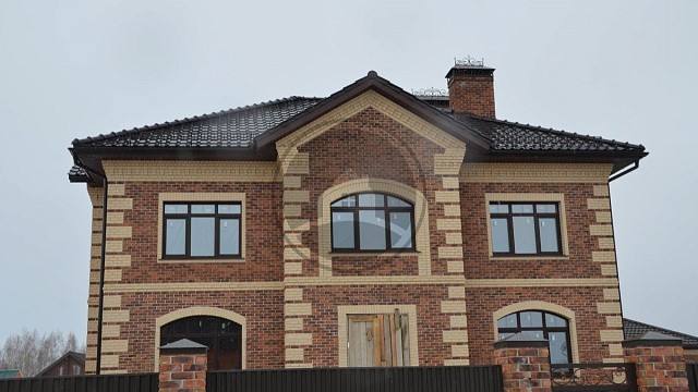 , qbrick, wienerberger, oblitsovochnyy_kirpich, tsvetnye_kladochnye_smesi, bavarskaya_kladka, belyy, dom, zabor